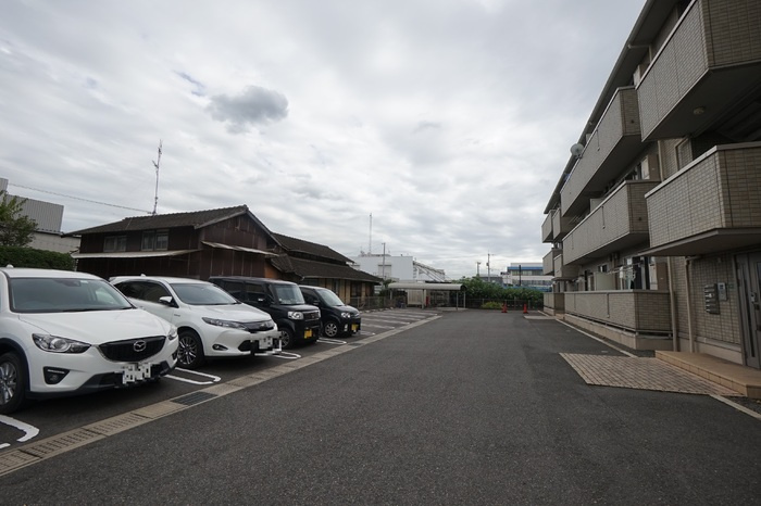 あけぼの６番館やまさ　B棟の駐車場