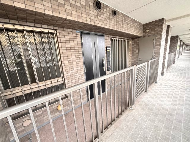 玄関前にはポーチがあり専用使用権があります　