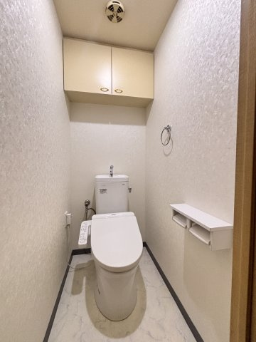 トイレは2021年にリフォーム履歴有り　温水洗浄便座付き　