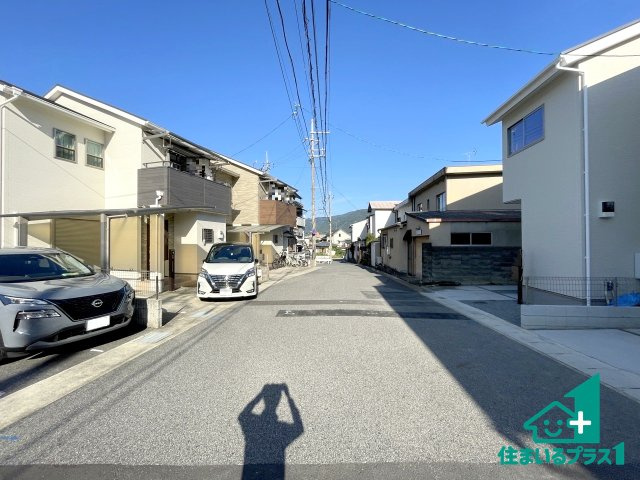 ★京都市山科区西野山中鳥井町　第1期　全2邸の前面道路含む現地写真|周辺は閑静な住宅街！前面道路広々で車の出し入れも便利です。駐車が苦手な方でも安心して車庫入れできます！