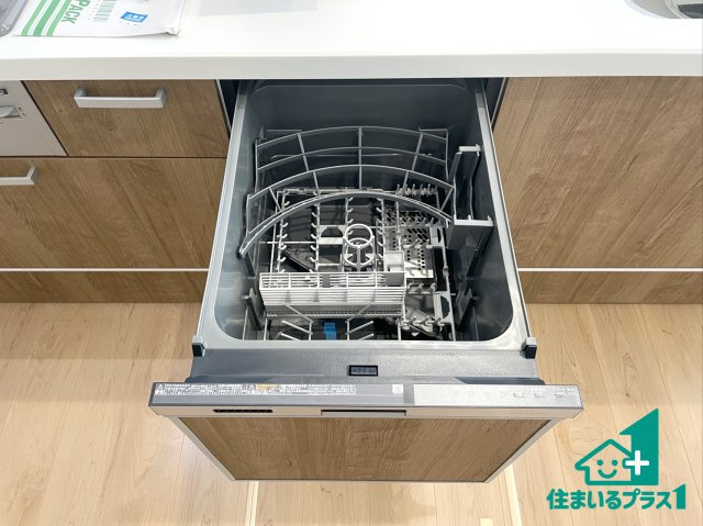 ★京都市山科区西野山中鳥井町　第1期　新築一戸建ての設備|食事後の一仕事、食器洗いをボタン一つでお任せできちゃいます！場所を取らないビルトイン式なので、お料理スペースもしっかり確保！