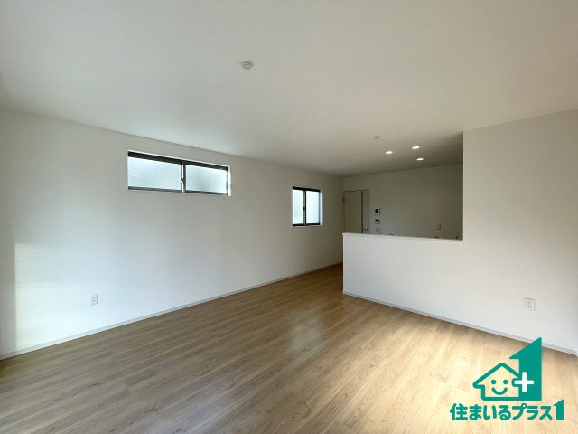 ★17(土)18(日)現地見学可能！★京都市山科区西野山中鳥井町　第1期　全2邸の居間・リビング|シンプルなリビングは、観葉植物等のインテリアを楽しめますね！パパ好みにも、ママ好みにも家具次第で雰囲気を変えることができます！