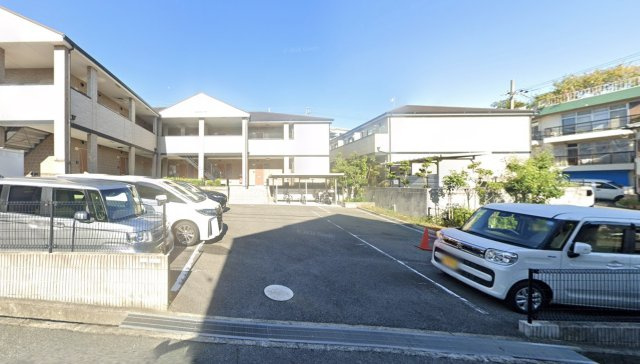 ラパス高倉台Ⅱ番館の駐車場