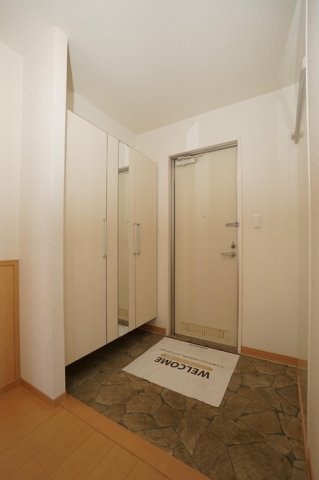 クリスタルガーデンⅤの玄関