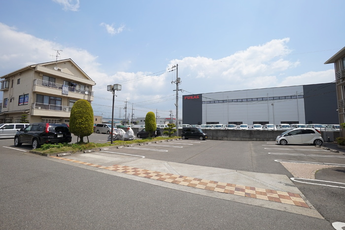 クリスタルガーデンⅤの駐車場