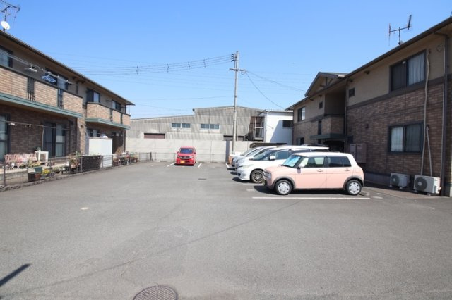 クリスタルガーデン　Ⅲ棟 Ⅲの駐車場