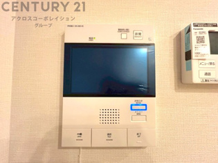 訪問者が来たときにテレビ画面で確認できるため、安心してドアを開けられます。録画機能があるものもあり、留守中に来訪者を記録しておくことができます。利便性が高く、セキュリティ面でも安心です。