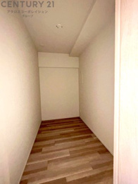 収納力が高く洋服や小物を整理しやすく、更衣室のように使え、部屋がすっきり保てます。収納の配置を自由に調整でき、換気性が良く防湿・防虫対策も可能。快適で機能的な生活空間を実現できます♪