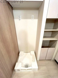 洗濯物の仕分け作業がしやすく、整理整頓が容易になります。洗濯音や湿気を他の部屋に持ち込まず、生活環境を快適に保ちます。上部を活用すれば収納スペースを確保でき洗剤や洗濯用品の整理もしやすくなります。