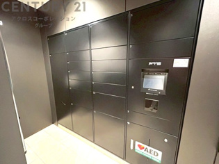 宅配ボックスは荷物の受け取りや配達が便利で安全です。不在時でも荷物が確保され、盗難や損傷のリスクが減少。受け取り時間の柔軟性が向上。外出先からでも荷物の受け取りや預けが可能となります。