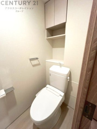 温水洗浄便座付トイレは温水洗浄機能により、暖かい水でおしりを洗浄することができ、冷たい水を使う従来の便座に比べ、温水洗浄機能で暖かいトイレを提供し、快適な使用を可能にします。