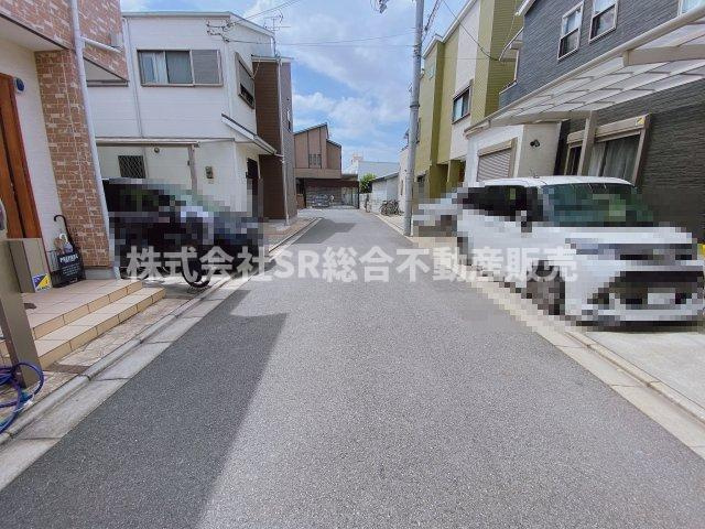 新庄1丁目中古戸建の前面道路含む現地写真|土日祝、雨の日やお子様連れのお客様の送迎も可能ですのでお気になさらずお問合せ下さい。お仕事終わりのお時間にも柔軟に対応致しますのでお気軽にお申し付け下さいませ。