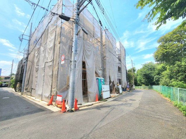板橋区小豆沢4丁目 全3棟 C号棟の外観|小豆沢4丁目の落ち着いた住宅地に誕生します
約4.9ｍ公道×約4ｍ道路に面する角地を含む全3棟新築戸建て
～光と風を享受する心地よい立地～
【制震ダンパー施工】地震に強い家
商業施設も近く生活しやすい