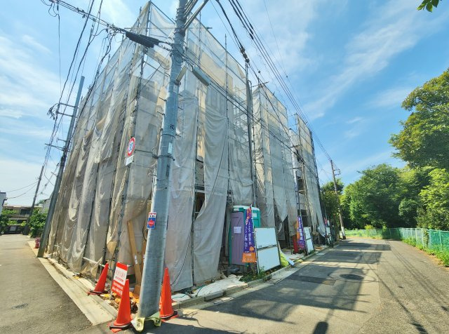 板橋区小豆沢4丁目 全3棟 B号棟の外観|小豆沢4丁目の落ち着いた住宅地に誕生します
約4.9ｍ公道×約4ｍ道路に面する角地を含む全3棟新築戸建て
～光と風を享受する心地よい立地～
【制震ダンパー施工】地震に強い家
商業施設も近く生活しやすい