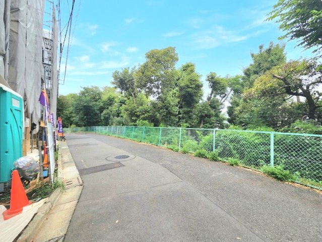 板橋区小豆沢4丁目 全3棟 C号棟の前面道路含む現地写真|開放感あふれる角地を含む全3棟
小豆沢4丁目の落ち着いた住環境
～是非、現地にて周辺環境や陽当たり等ご確認ください～
志村坂上駅徒歩9分の快適な立地です