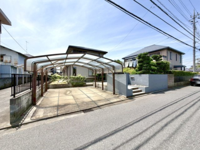 【中古戸建】行田市城西2丁目の外観|■外観｜愛車を雨や雹、鳥の糞などから守ることができる嬉しいカーポート付き♪広々とした駐車スペースで楽々駐車可能で、お買い物後もスムーズにお荷物を運べます♪