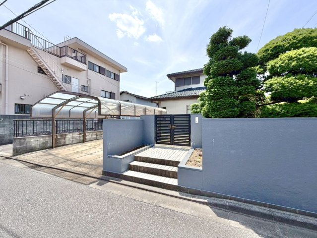 【中古戸建】行田市城西2丁目の外観|■外観｜外壁や植栽が目隠しとなり、プライベート空間を守ります。防犯にもなり安心です♪