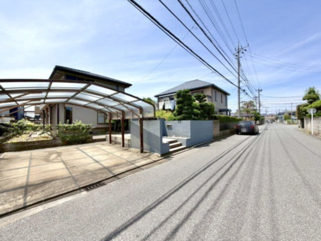 【中古戸建】行田市城西2丁目の外観|■外観｜前面道路が広く見渡しが良いため、車の出入りやすれ違いもスムーズで日々の運転も安心して行えます♪