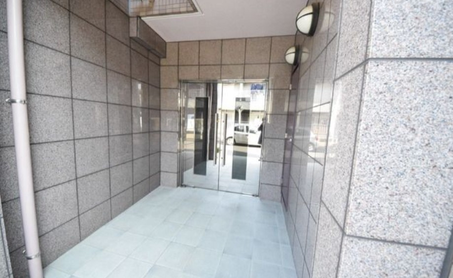 松戸市新松戸１丁目の賃貸マンションのエントランス