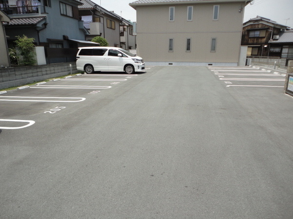 アヴェニーレ西井ノ口の駐車場