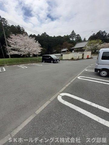 オーブ　コリーヌの駐車場