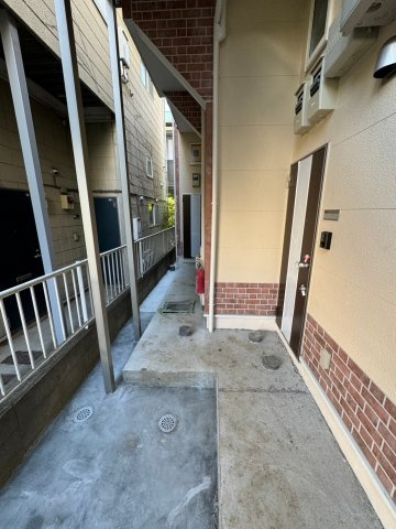 川崎市多摩区菅５丁目のアパートのエントランス