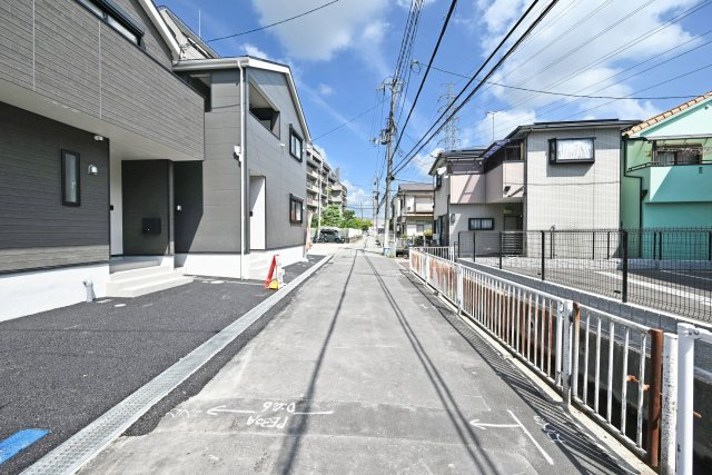 クレイドルガーデン西昆陽2丁目新築一戸建て│3LDK＋駐車1台可の外観|小学校まで徒歩圏内のため、お子さまの毎日の通学負担を軽減できます。送り迎えの負担も少なく、お子さまの成長を身近に見守りやすい環境です。