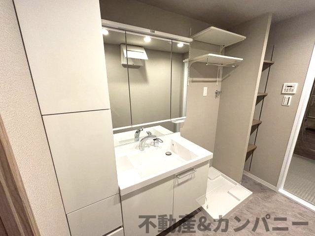 ダイアパレス宮西の独立洗面台|洗面台の横には収納スペースがあります