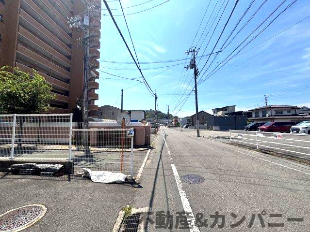 ダイアパレス宮西の周辺|前面を含む道路です