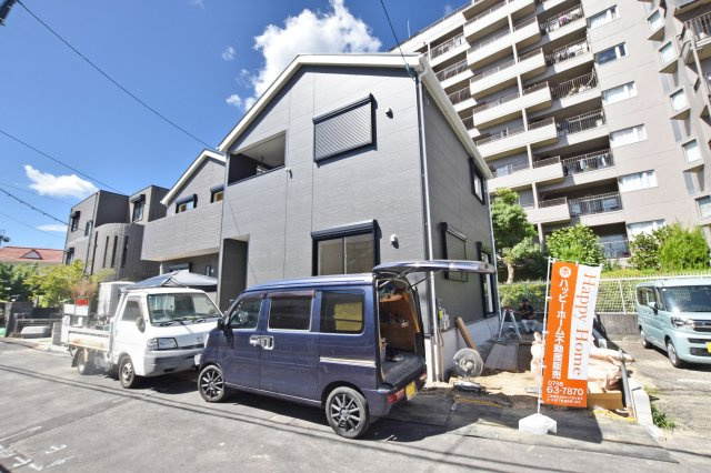 クレイドルガーデン西昆陽2丁目新築一戸建て│4LDK＋駐車1台可の前面道路含む現地写真|小学校まで徒歩圏内のため、お子さまの毎日の通学負担を軽減できます。送り迎えの負担も少なく、お子さまの成長を身近に見守りやすい環境です。