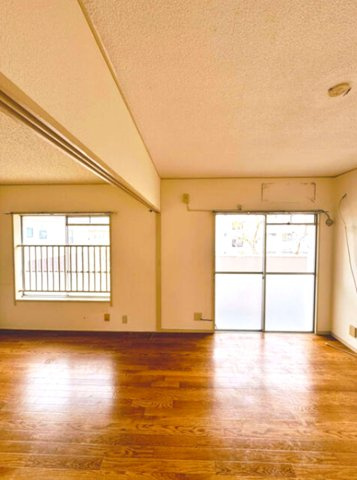 東難波住宅2号棟の洋室|大きな窓からたっぷりの日差しが降り注ぐ明るい室内です。

