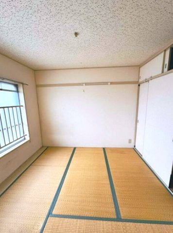 東難波住宅2号棟の和室|収納充実。全室に収納がついております

