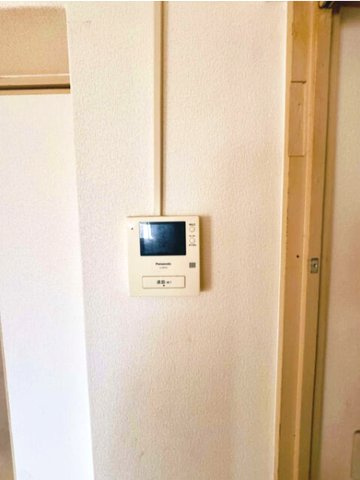 東難波住宅2号棟の防犯設備|来客者を確認できるＴＶモニタ付インターホン
