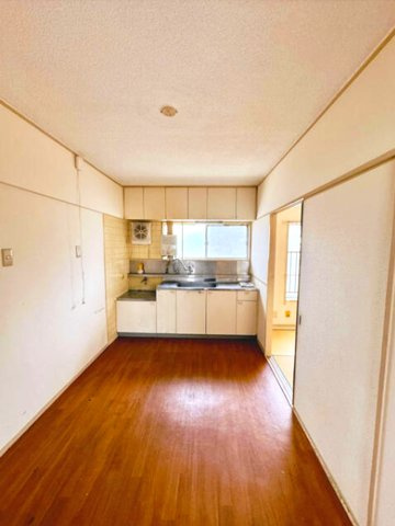 東難波住宅2号棟のキッチン|自然光が入る窓のあるキッチン
