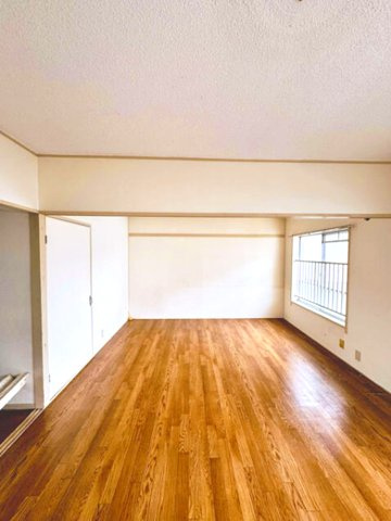 東難波住宅2号棟の洋室|広々とした居住空間は日々の暮らしを彩り、心のやすらぎと満足感を与えてくれます。
