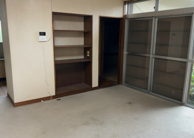 【居間・リビング】 | 直線タイプはLとDKを一直線に並べた形で対面キッチンのタイプです。一般的なのでよく見かけるかもしれません。直線タイプに似た直接アイランドタイプは、キッチンとダイニングの間に壁がない分広く感じられます。