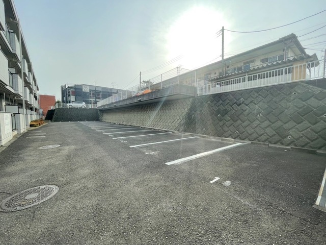 ペルシュワールもえぎ野の駐車場|区画は拡幅してライン引きしました