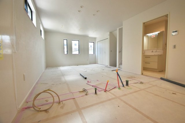 板橋区赤塚新町1丁目　新築戸建の居間・リビング|2026.06.06撮影

現地ご見学希望・資料請求などお気軽にお問い合わせ下さい！
03-5990-5201