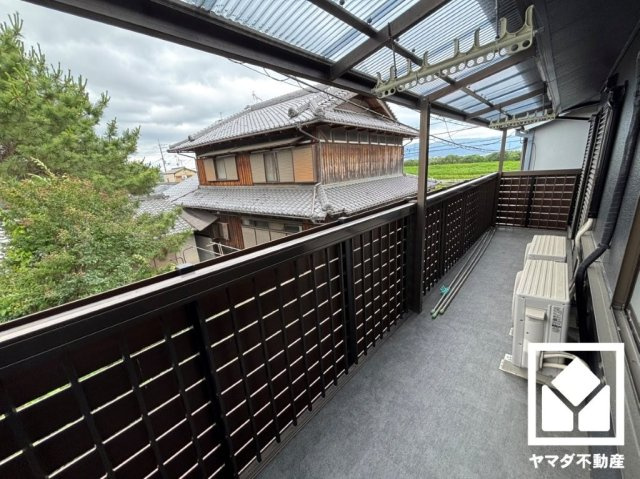 伏見区下鳥羽北三町のバルコニー|南向きバルコニーのため、日当たり良好です。屋根もついているため急な雨でも安心です。鴨川も近いため、バルコニーからは緑がよく見えます。