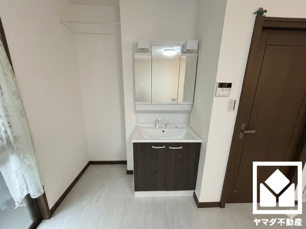 伏見区下鳥羽北三町の独立洗面台|実写真と間取り図からCG再現した「空室リフォームイメージ」のため、実際と異なります。