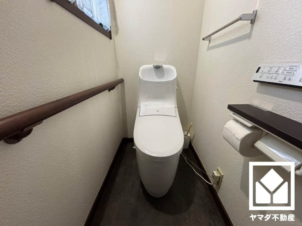 伏見区下鳥羽北三町のトイレ|ウォシュレット機能付きトイレです。上部には収納棚もあります。