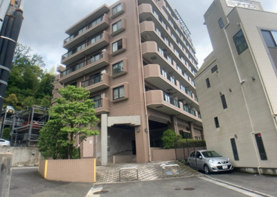 【現況写真】 | マイキャッスル八王子暁町ガーデンヒルズ | 外観はマンション管理がされているかの目安になります。築年数が古いと、壁面は劣化してひび割れが生じることも！建物が古びていても細かいところが修繕されていると、きちんと管理されているなぁと感じるでしょう。