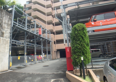 【駐車場】 | マイキャッスル八王子暁町ガーデンヒルズ | 車一台あたりに必要なスペースは、標準サイズの普通自動車で横幅2m50cm、長さ5mは必要になります。ただし、乗降のことも考慮して横幅3m30cm、長さ5m50cmほどは確保できるところを選びましょう。