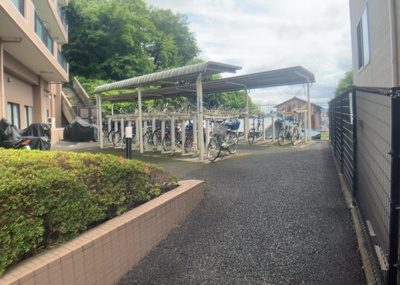 【駐輪場】 | マイキャッスル八王子暁町ガーデンヒルズ | マンションの駐輪場は、事前に空きがあるか確認を取ると安心です。せっかく入居したのに駐輪スペースがない！なんてことになったら大変ですよね。そこで、内見時や購入前にはまず事前に確認しておくと良いでしょう。