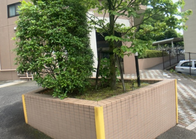 【庭】 | マイキャッスル八王子暁町ガーデンヒルズ | 物件によっては、入居者が個人的に使用できる専用庭がついているものもあります。また、住宅の中にある土間の部分を庭と呼ぶこともあります。庭の用途は住む人によって変わり、それによってデザインもさまざまです。
