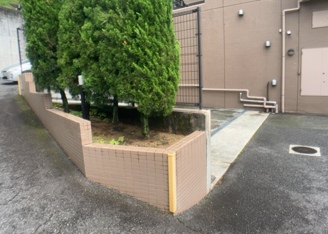 【中庭】 | マイキャッスル八王子暁町ガーデンヒルズ | 中庭（パティオ）とは、一つの建築物の内部に設けられた、壁などで囲われている庭のことを指します。コの字型、ロの字型が主流ですが、L字型の中庭もあります。最近では、インテリア性の高さからも人気があります。