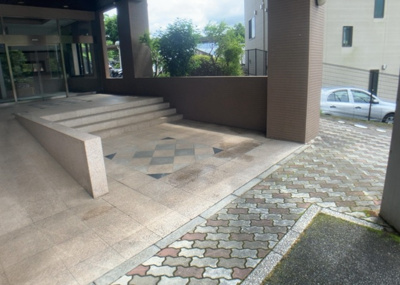 【設備】 | マイキャッスル八王子暁町ガーデンヒルズ | 共有部分は、住民なら誰もが使える設備のこと。例えば駐車場やエレベーター、インターネット設備、セキュリティ設備などがあります。他にも、マンションの廊下・外部階段やエントランス・ゴミ置き場などがあります。