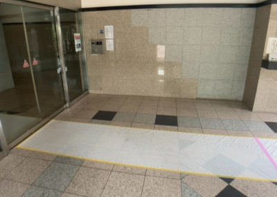 【ロビー】 | マイキャッスル八王子暁町ガーデンヒルズ | ラウンジは、マンションの共用スペースに椅子やテーブルなどを配置した利用者が寛げる空間です。屋内型ラウンジと屋外型ラウンジがあります。共用部分の管理状況と合わせて、詳細については現地でご確認ください。