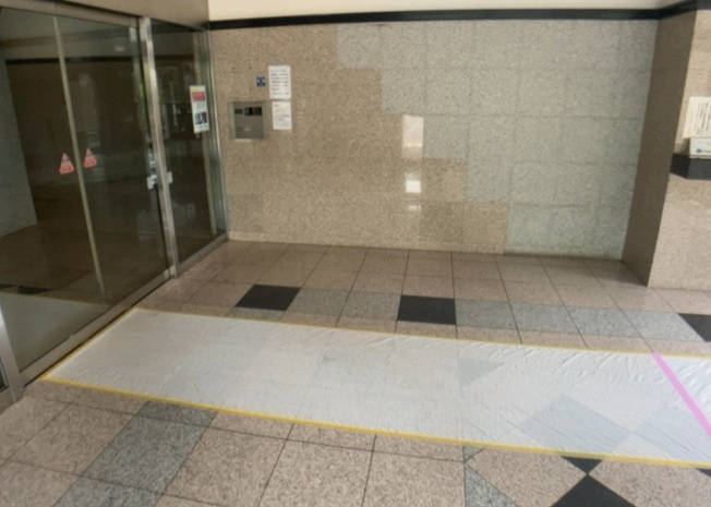 【ロビー】 | マイキャッスル八王子暁町ガーデンヒルズ | ラウンジは、マンションの共用スペースに椅子やテーブルなどを配置した利用者が寛げる空間です。屋内型ラウンジと屋外型ラウンジがあります。共用部分の管理状況と合わせて、詳細については現地でご確認ください。