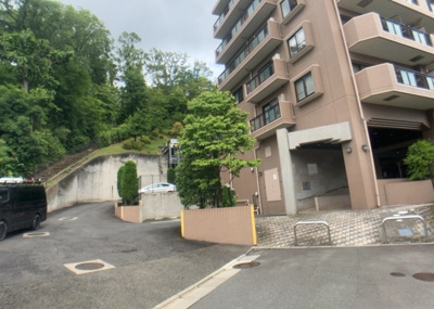 【構造・工法・仕様】 | マイキャッスル八王子暁町ガーデンヒルズ | ＲＣ造、Reinforced Concreteは直訳すると補強されたコンクリートです。主に柱や梁・床・壁が鉄筋とコンクリートで構成おり、鉄筋を組んだ型枠にコンクリートを流し込んで固めたものを指します。